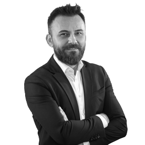 Schwarzweiß-Porträt von Semih Üsküplü, Logistic Manager